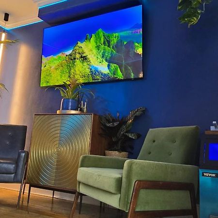 The New Blue Horse Suite At The Grumpy Schnauzer B&B Luxury Private Indoor Hot Tub Breakfast In Bed Airdrie Buitenkant foto
