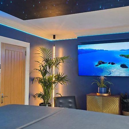 The New Blue Horse Suite At The Grumpy Schnauzer B&B Luxury Private Indoor Hot Tub Breakfast In Bed Airdrie Buitenkant foto