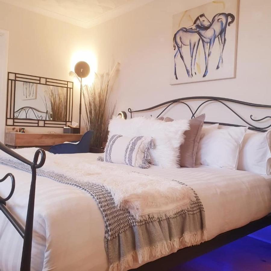 The New Blue Horse Suite At The Grumpy Schnauzer B&B Luxury Private Indoor Hot Tub Breakfast In Bed Airdrie Buitenkant foto