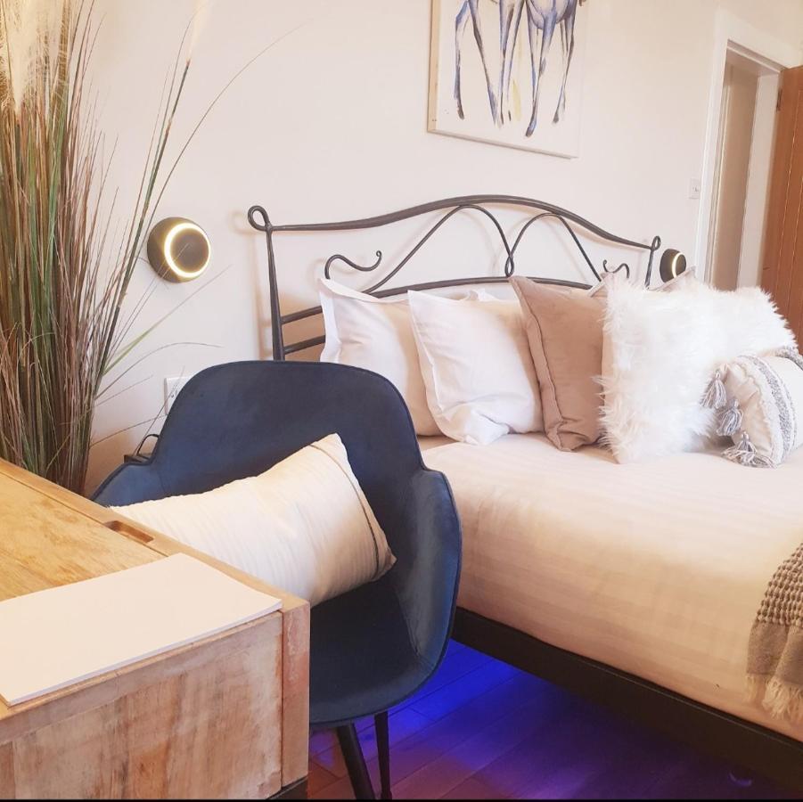 The New Blue Horse Suite At The Grumpy Schnauzer B&B Luxury Private Indoor Hot Tub Breakfast In Bed Airdrie Buitenkant foto