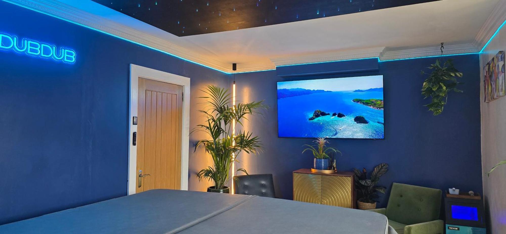The New Blue Horse Suite At The Grumpy Schnauzer B&B Luxury Private Indoor Hot Tub Breakfast In Bed Airdrie Buitenkant foto
