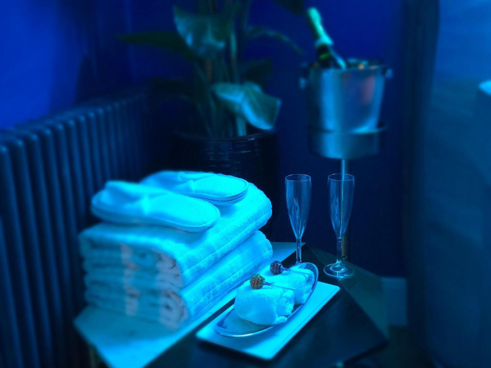 The New Blue Horse Suite At The Grumpy Schnauzer B&B Luxury Private Indoor Hot Tub Breakfast In Bed Airdrie Buitenkant foto